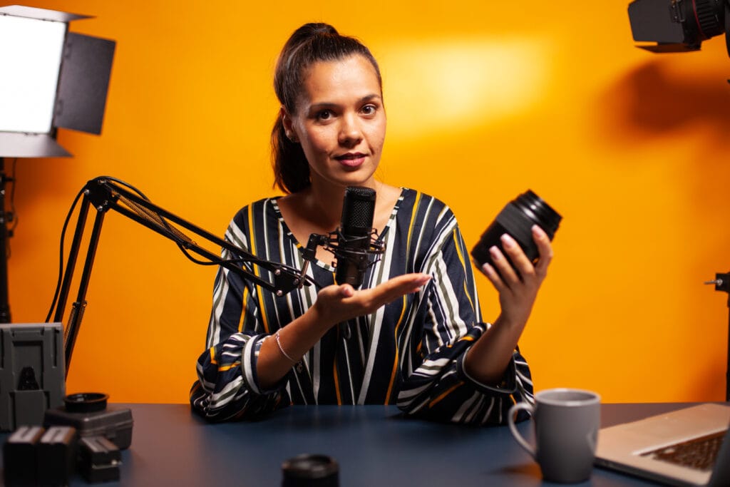 Das digitale Marketing ist einem ständigen Wandel unterzogen. Insbesondere wenn es darum geht, erfolgreiche Instagram Werbung zu schalten, muss man stets einen Schritt voraus sein, um mit den neuesten Trends Schritt zu halten. ANN2thrive, als Ihre vertrauenswürdige Online-Marketing-Agentur, blickt in die Zukunft von Instagram und der KI-Integration im Marketing.