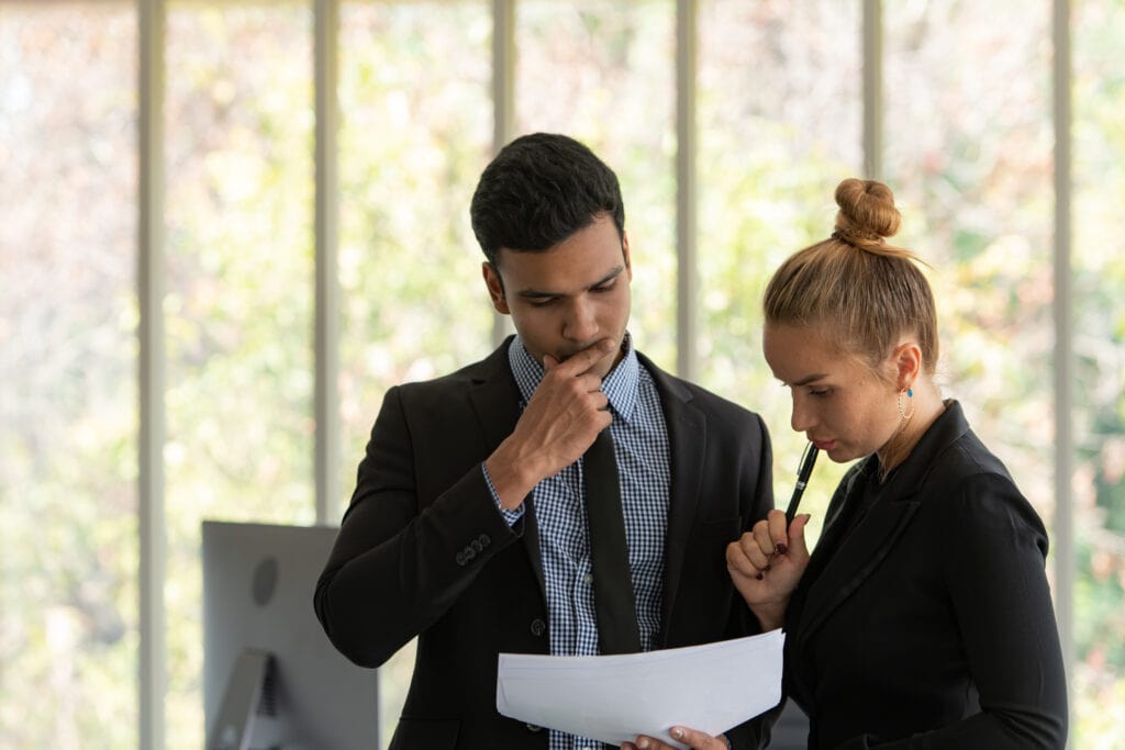 Wer eine effektive LinkedIn-Kampagne aufsetzen möchte, kann mit einigen grundlegenden Schritten Werbung auf LinkedIn schalten. Hierbei ist es wichtig, eine sorgfältige Planung und Durchführung sicherzustellen, um die besten Ergebnisse zu erzielen. Lassen Sie uns diesen Prozess Schritt für Schritt durchgehen.