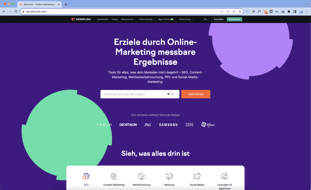 Im digitalen Zeitalter, in dem Daten Gold wert sind und Wettbewerbsvorteile oft auf gut durchdachten Strategien basieren, braucht jedes Unternehmen Tools, die Einblicke in seine Online-Aktivitäten und die seiner Konkurrenten bieten. Semrush ist eines dieser Tools, das nicht nur durch seine Tiefe, sondern auch durch seine Breite an Funktionen und Fähigkeiten beeindruckt. Es handelt sich hierbei um eine der umfassendsten Plattformen für Online-Marketing und SEO.