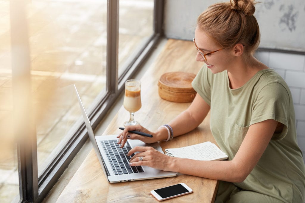 Female freelancer using free online marketing tools
