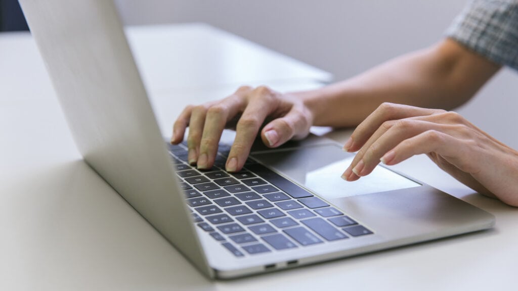 Frauenhände mit Laptop oder Computer bei der Suche nach Informationen im Internet mit Hilfe von Suchmaschinen. Auf der Suche nach Informationen im Internet. Suche nach Daten. Suchmaschinen-Optimierung. Suchmaschinen.