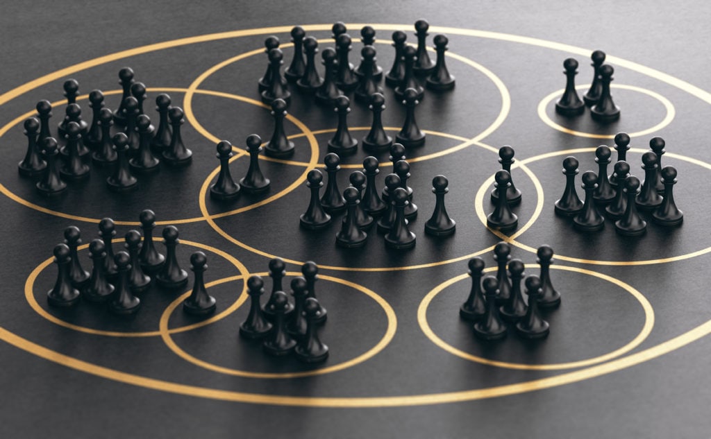 3D-Illustration von vielen Schachfiguren gruppiert in goldenen Kreisen auf schwarzem Hintergrund. Marktsegmentierung Konzept.