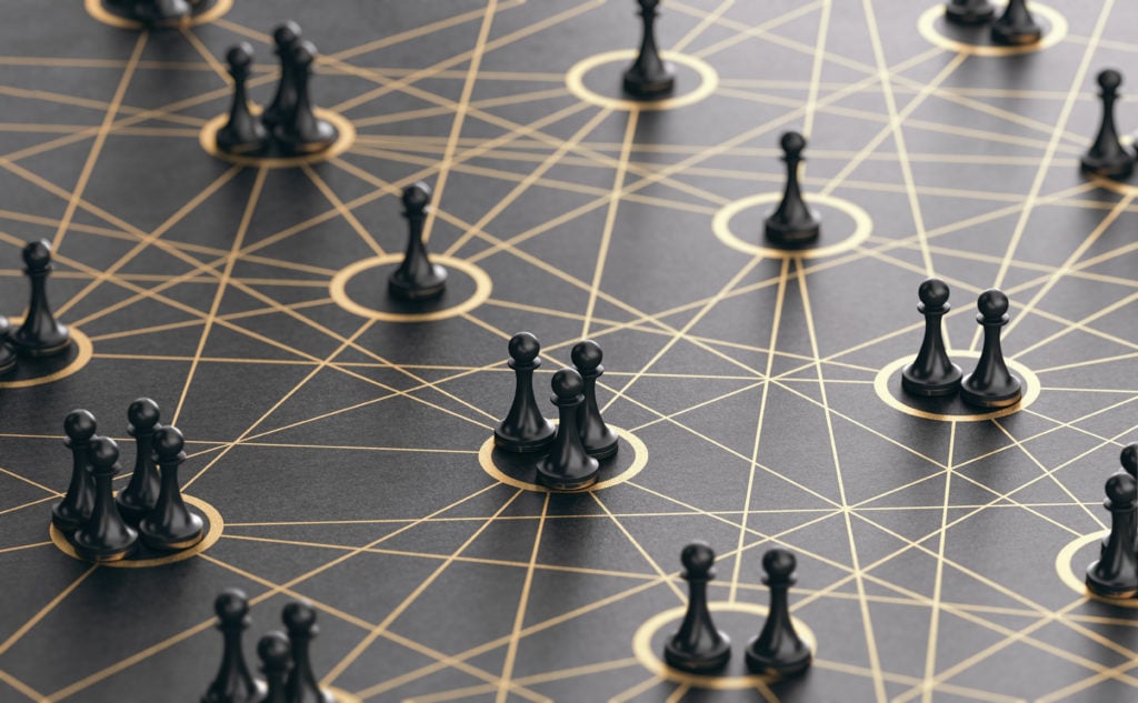 3D-Illustration von Schachfiguren, die durch viele goldene Linien auf schwarzem Hintergrund miteinander verbunden sind. Soziale Verbindungen Konzept. Marktsegmentierungsstrategie.