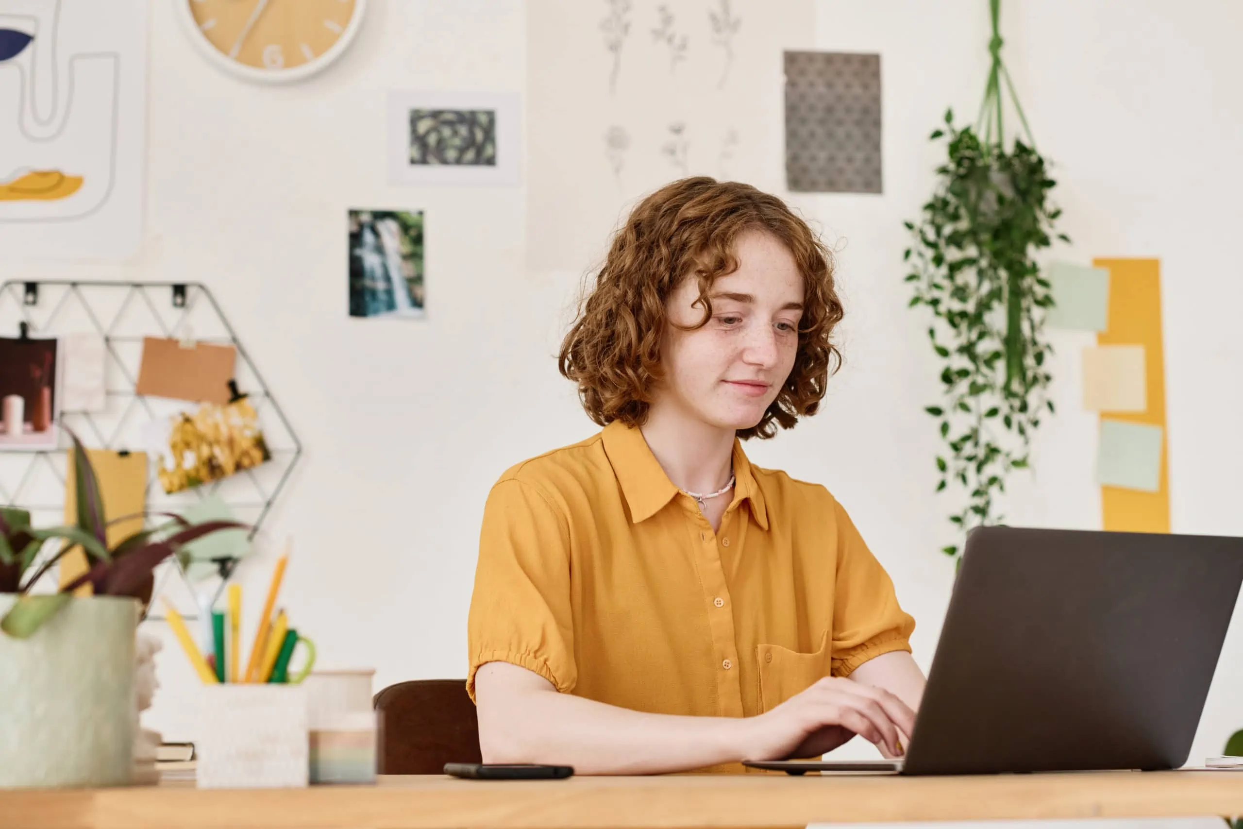 Junge zuversichtlich, Geschäftsfrau Blick durch Daten auf dem Bildschirm des Laptops beim Sitzen am Arbeitsplatz im Wohnzimmer und machen SEO Optimierung.