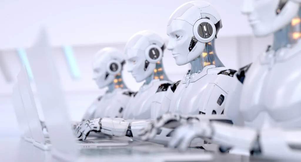 Marketing-Analytik mit KI: Vier Roboter arbeiten mit Laptop.