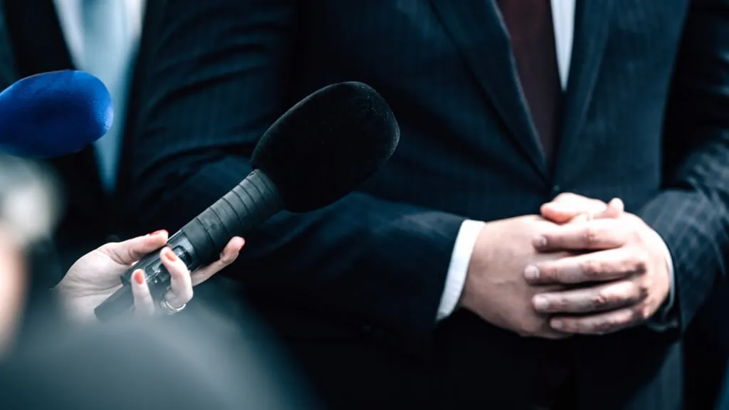 Public Relations für Unternehmen: Nachrichtenreporterin interviewt einen Geschäftsmann