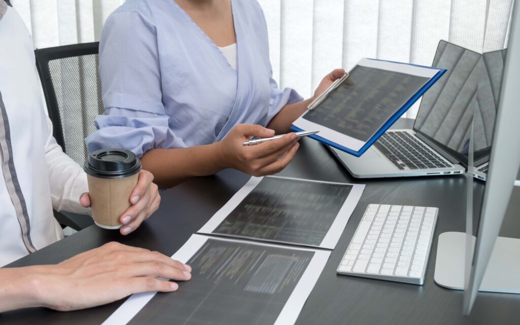 Ein Team von Programmierern, das sich mit Computerprogrammierung, professioneller Entwicklung und Kodierungstechnologie für ein Projekt der Künstlichen Intelligenz beschäftigt.